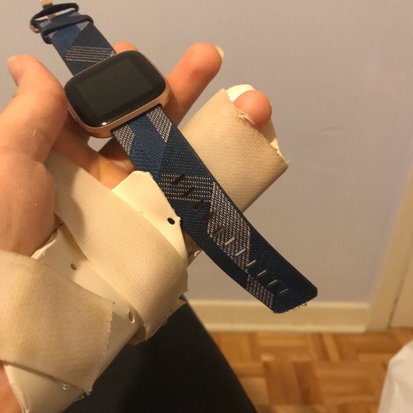 🌸🌸SOLD🌸🌸Fitbit Versa 2 watch with charger - Picture 4 of 4